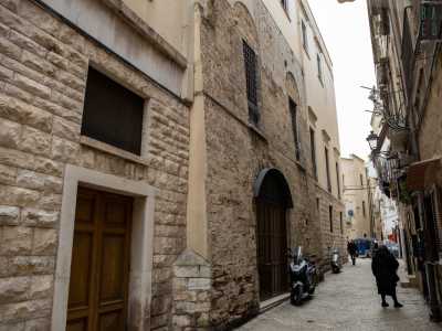 ...e l�adiacente prospetto in pietra del XIII secolo, con finestre e archi centinati, salvato dalla distruzione